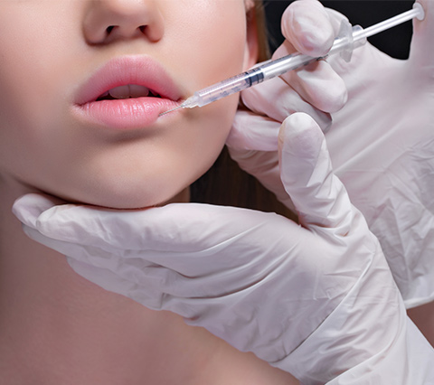 No pierdas la oportunidad de aplicarte el ácido hialurónico en Bogotá Mujer en manos de dermatólogo con ácido hialurónico en Bogotá