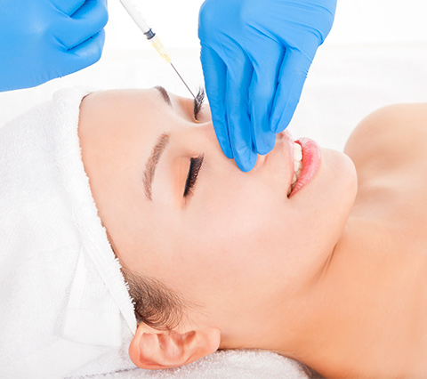 Realza la belleza de tu rostro con el tratamiento de bótox en Bogotá Dermatólogo aplicando dosis de bótox en Bogotá