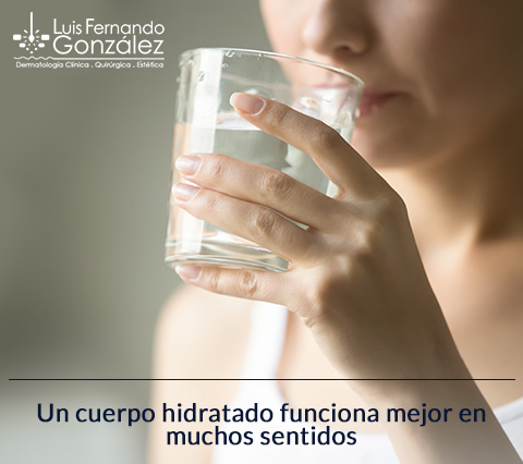 Especialista en Dermatología en Bogotá Mujer Tomando Agua