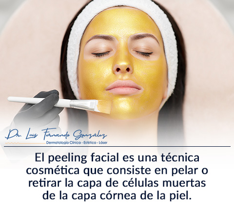 Mujer se Realiza un Peeling Facial.