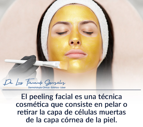 El peeling facial se puede aplicar en cualquier parte del cuerpo. Mujer se Realiza un Peeling Facial.